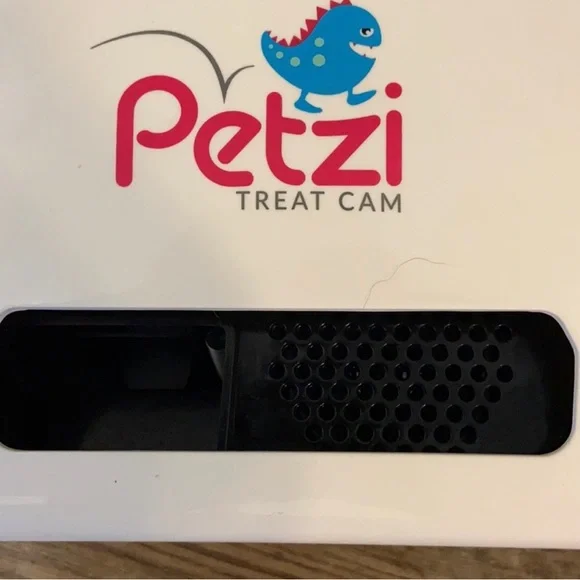 🙋🏻‍♀️🚛MOVING SALE!🛍️SHOP & SAVE📦📫Petzi Treat Dispensing Pet Camera🌟🐾🐶 - Picture 7 of 11